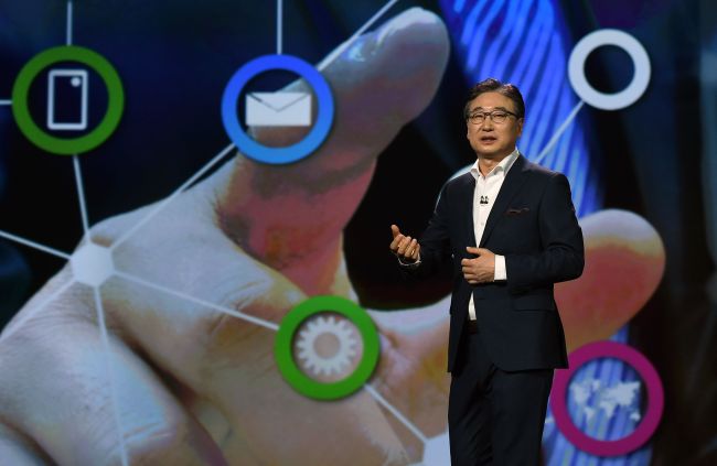 President and CEO of consumer electronics at Samsung Electronics Yoon Boo-keun delivers a keynote address at the 2015 International CES at The Venetian Las Vegas in Las Vegas, Nevada, Monday. (Related story on Page 2)    AFP-Yonhap