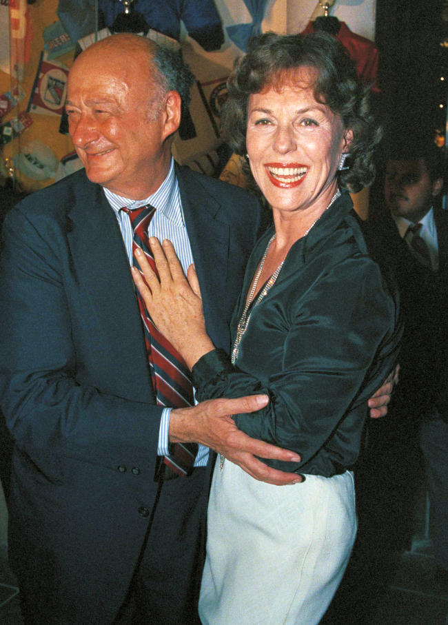 Former New York Mayor Edward Koch (left) poses with former Miss America Bess Myerson in New York.   AP-Yonhap