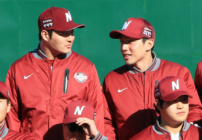 Park Byung-ho (left) and Seo Geon-chang of the Nexen Heroes have a conversation at Mokdong Stadium in Seoul on Tuesday.   Yonhap