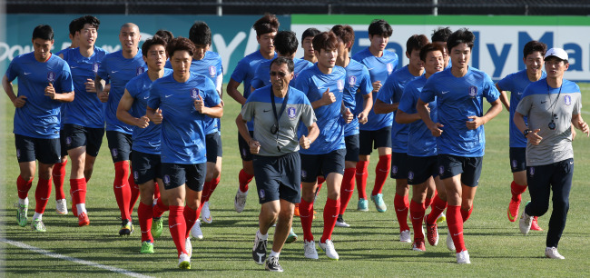 The Korean national soccer team trains in Canberra, Australia, Tuesday.   Yonhap
