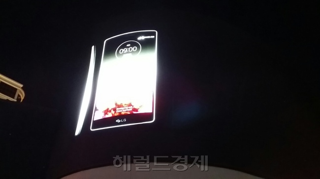 사진은 LG전자가 5일 프레스 컨퍼런스에서 G플렉스2 첫 선을 보인 뒤 라스베가스 다운타운에 등장한 옥외광고. [사진=조민선 기자/bonjod@heraldcorp.com]