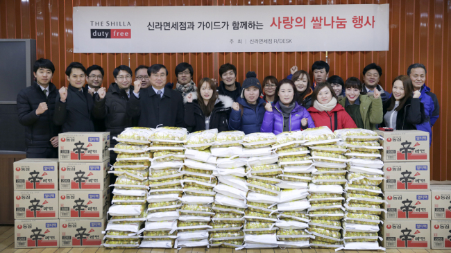<YONHAP PHOTO-1744> 신라면세점 '사랑의 쌀' 나눔 행사 (서울=연합뉴스) 6일 서울 중구 다산동 주민센터에서 차정호 호텔신라 면세유통사업부장 등 관계자들이 '사랑의 쌀 나눔'기부 행사를 갖고 기념촬영하고 있다. 신라면세점은 신라호텔 인근의 독거노인과 한 부모 가정 등을 위해 중구 다산동 주민센터에 쌀 100포대, 장충동 주민센터에 쌀 63포대를 각각 기부했다. 2015.1.6 << 신라면세점 제공 >> photo@yna.co.kr/2015-01-06 18:50:51/ <저작권자 ⓒ 1980-2015 ㈜연합뉴스. 무단 전재 재배포 금지.>
<YONHAP PHOTO-1744> 신라면세점 '사랑의 쌀' 나눔 행사 (서울=연합뉴스) 6일 서울 중구 다산동 주민센터에서 차정호 호텔신라 면세유통사업부장 등 관계자들이 '사랑의 쌀 나눔'기부 행사를 갖고 기념촬영하고 있다. 신라면세점은 신라호텔 인근의 독거노인과 한 부모 가정 등을 위해 중구 다산동 주민센터에 쌀 100포대, 장충동 주민센터에 쌀 63포대를 각각 기부했다. 2015.1.6 << 신라면세점 제공 >> photo@yna.co.kr/2015-01-06 18:50:51/ <저작권자 ⓒ 1980-2015 ㈜연합뉴스. 무단 전재 재배포 금지.>