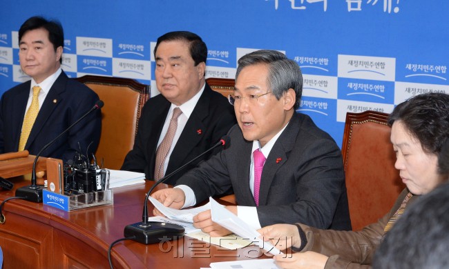 우윤근 새정치민주연합 원내대표가 7일오전 국회에서 열린 비상대책위원회의에서 모두발언을 하고 있다.이길동기자.gdlee@heraldcorp.com
우윤근 새정치민주연합 원내대표가 7일오전 국회에서 열린 비상대책위원회의에서 모두발언을 하고 있다.이길동기자.gdlee@heraldcorp.com