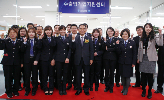 <YONHAP PHOTO-1605> 수출입기업 지원센터 개소식 (서울=연합뉴스) 6일 서울 강남구 서울본부세관에서 열린 수출입기업 지원센터 개소식에서 김낙회 관세청장(가운데)과 수출입기업지원센터 직원들이 파이팅을 외치며 기념촬영을 하고 있다. 2015.1.6 << 서울세관 제공 >> photo@yna.co.kr/2015-01-06 17:27:01/ <저작권자 ⓒ 1980-2015 ㈜연합뉴스. 무단 전재 재배포 금지.>
<YONHAP PHOTO-1605> 수출입기업 지원센터 개소식 (서울=연합뉴스) 6일 서울 강남구 서울본부세관에서 열린 수출입기업 지원센터 개소식에서 김낙회 관세청장(가운데)과 수출입기업지원센터 직원들이 파이팅을 외치며 기념촬영을 하고 있다. 2015.1.6 << 서울세관 제공 >> photo@yna.co.kr/2015-01-06 17:27:01/ <저작권자 ⓒ 1980-2015 ㈜연합뉴스. 무단 전재 재배포 금지.>