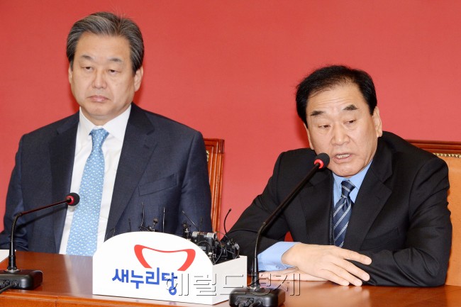 이재오 의원(오른쪽)이 7일오전 국회에서 열린 최고중진연석회의에 참석  굳은표정으로  발언을 하고 있다.이길동기자.gdlee@heraldcorp.com
이재오 의원(오른쪽)이 7일오전 국회에서 열린 최고중진연석회의에 참석  굳은표정으로  발언을 하고 있다.이길동기자.gdlee@heraldcorp.com