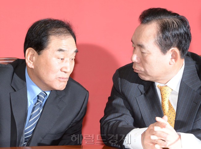 이재오 의원(왼쪽)이 7일오전 국회에서 열린 최고중진연석회의에 참석  굳은표정으로 이인제의원과 이야기를 나누고 있다.[이길동 기자/gdlee@heraldcorp.com]