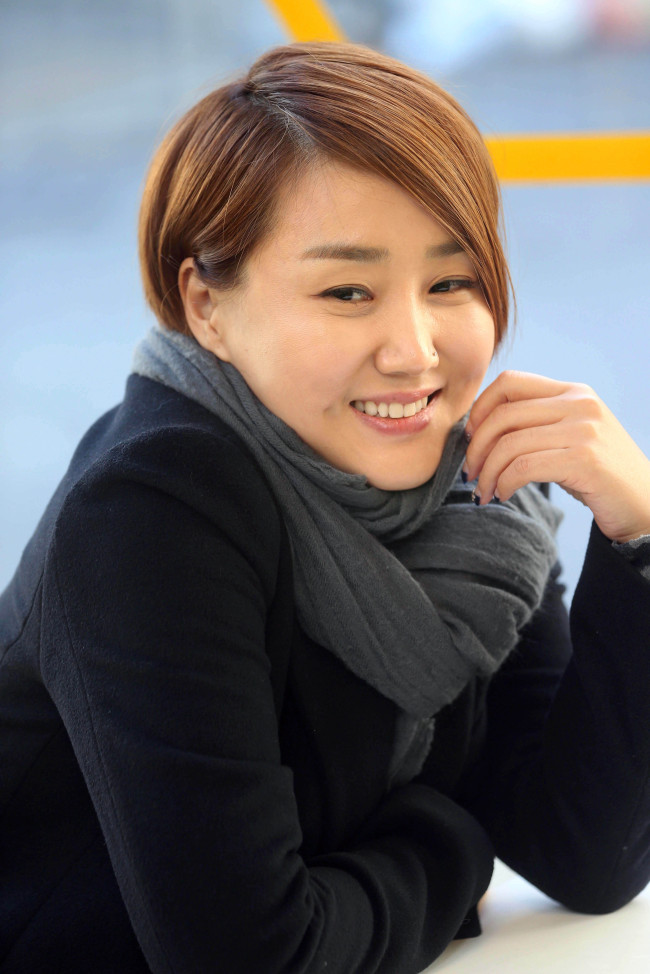 Veteran ’90s rock singer So Chan-whee poses at a roundtable interview at a restaurant in Mapo-gu, Seoul, Tuesday. Yonhap