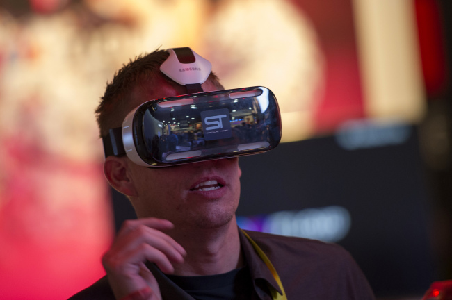 An attendee tries out a Samsung Electronics Gear VR headset during the 2015 Consumer Electronics Show in Las Vegas on Tuesday.    Bloomberg