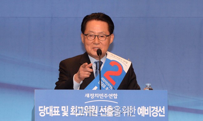 7일 오후 국회의원회관에서 열린 새정치민주연합 당대표 및 최고위원 선출을 위한 예비경선에서 박지원 당대표후보가 연설을 하고 있다.이길동기자.gdlee@heraldcorp.com
7일 오후 국회의원회관에서 열린 새정치민주연합 당대표 및 최고위원 선출을 위한 예비경선에서 박지원 당대표후보가 연설을 하고 있다.이길동기자.gdlee@heraldcorp.com
7일 오후 국회의원회관에서 열린 새정치민주연합 당대표 및 최고위원 선출을 위한 예비경선에서 박지원 당대표후보가 연설을 하고 있다.이길동기자.gdlee@heraldcorp.com