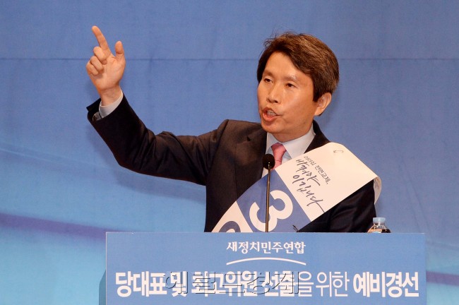 7일 오후 국회의원회관에서 열린 새정치민주연합 당대표 및 최고위원 선출을 위한 예비경선에서 이인영 당대표후보가 연설을 하고 있다.이길동기자.gdlee@heraldcorp.com
7일 오후 국회의원회관에서 열린 새정치민주연합 당대표 및 최고위원 선출을 위한 예비경선에서 이인영 당대표후보가 연설을 하고 있다.이길동기자.gdlee@heraldcorp.com