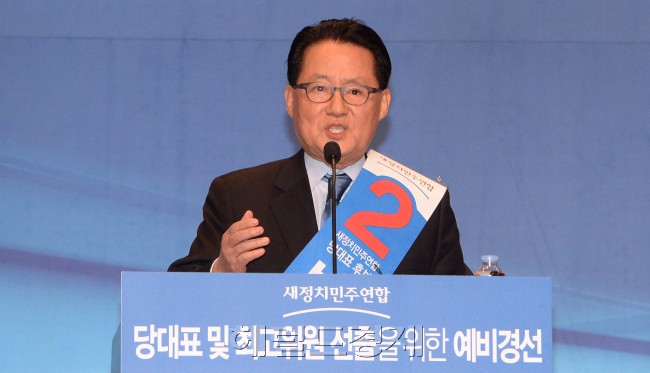 7일 오후 국회의원회관에서 열린 새정치민주연합 당대표 및 최고위원 선출을 위한 예비경선에서 박지원 당대표후보가 연설을 하고 있다.[이길동 기자/gdlee@heraldcorp.com]
