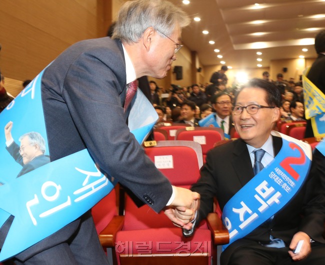 새정치민주연합 2·8전당대회에 출마한 문재인(왼쪽)·박지원 후보가 7일 국회 의원회관에서 열린 예비경선에서 인사하고 있다. [이길동 기자/gdlee@heraldcorp.com]