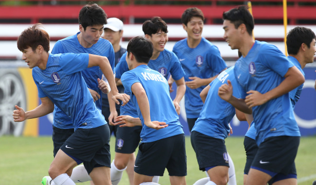 The Korean national soccer team takes part in a training session in Canberra, Australia, Wednesday.   Yonhap