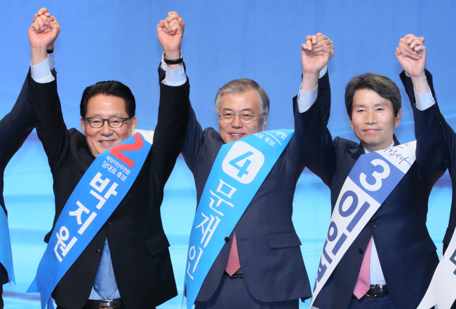 From left: Reps. Park Jie-won, Moon Jae-in and Lee In-young, candidates for the chairmanship of the NPAD, pose at the primary on Wednesday that decided the slate for the party convention on Feb. 8.   Yonhap