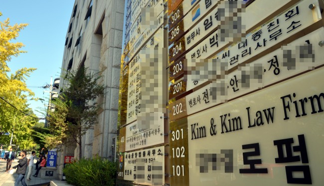 변호사 사무실<br />김명섭 기자 msiron@heraldcorp.com
급속한 변호사 수 증가로 사건 담당 건수가 줄면서 변호사들의 수입 감소는 사무실 재정악화로 이어지고 있다. 사진은 서초동 법원앞 변호사 사무실. [헤럴드경제 DB]