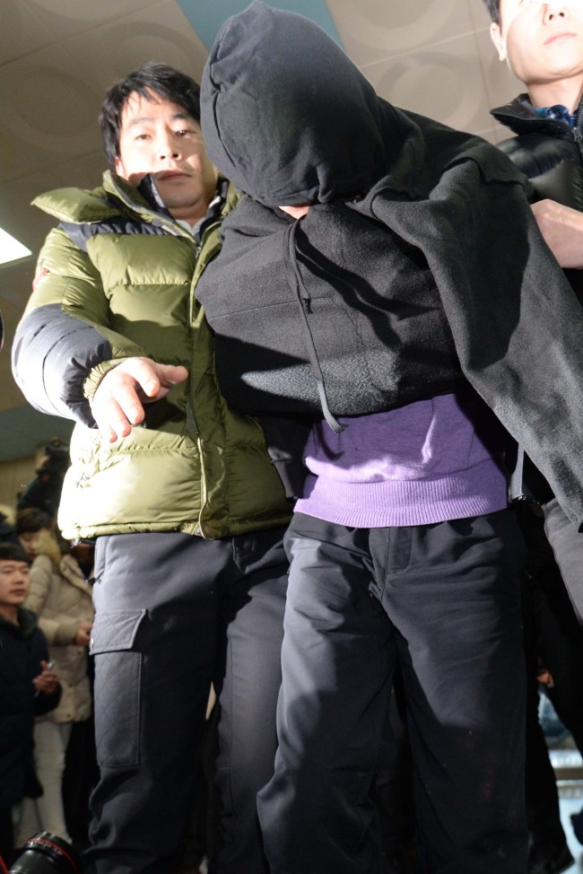 서초동 세모녀 살해 용의자 남편 47살 강모씨가 경북 문경서 체포, 6일 오후 서울 서초경찰서로 압송되고 있다./2015.01.06/김범준기자
서초동 세모녀 살해 용의자 남편 47살 강모씨가 경북 문경서 체포, 6일 오후 서울 서초경찰서로 압송되고 있다./2015.01.06/김범준기자