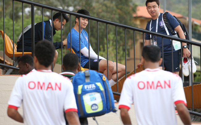 Korea’s Ki Sung-yueng (center) looks on as Oman players leave a practice facility in Canberra, Australia.   Yonhap