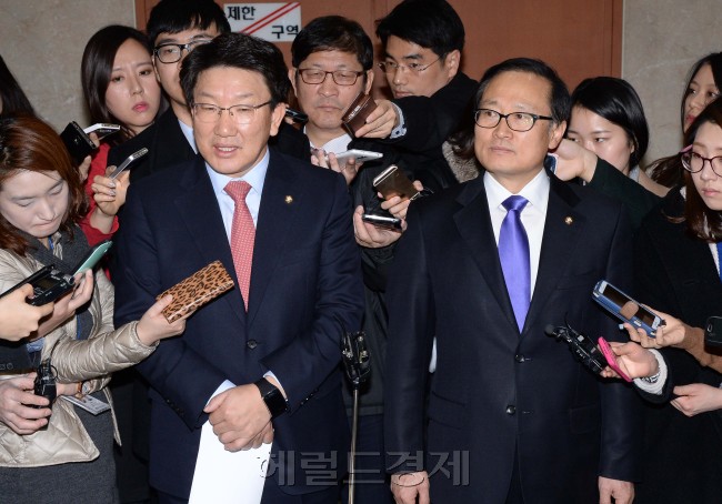 자원외교 국정조사 특별위원회 여당 간사인 권성동의원(왼쪽)과 야당간사인 홍영표의원이 6일 오전 국회 정론관에서 주요현안에 대한 브리핑을 마친후 취재진의 질의에 답하고 있다.이길동기자.gdlee@heraldcorp.com
자원외교 국정조사 특별위원회 여당 간사인 권성동의원(왼쪽)과 야당간사인 홍영표의원이 6일 오전 국회 정론관에서 주요현안에 대한 브리핑을 마친후 취재진의 질의에 답하고 있다.이길동기자.gdlee@heraldcorp.com