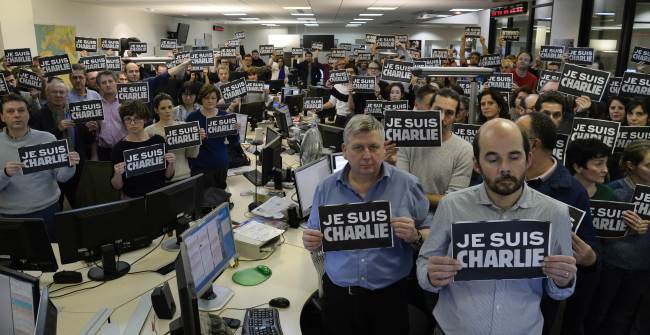 Journalists with placards reading “I am Charlie” hold a minute of silence, on Wednesday, following the attack by gunmen in the offices of the French satirical weekly Charlie Hebdo.   AFP-Yonhap