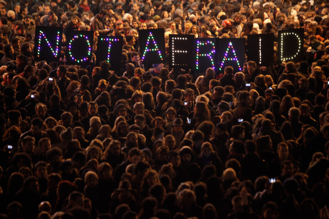 <YONHAP PHOTO-0704> People gather in solidarity of the victims of a terror attack against a satirical newspaper, in Paris, Wednesday, Jan. 7, 2015. Masked gunmen shouting "Allahu akbar!" stormed the Paris offices of a satirical newspaper Wednesday, killing 12 people, including the paper's editor, before escaping in a getaway car. It was France's deadliest terror attack in living memory. (AP Photo/Thibault Camus)/2015-01-08 05:59:04/ <저작권자 ⓒ 1980-2015 ㈜연합뉴스. 무단 전재 재배포 금지.>
People gather in solidarity of the victims of a terror attack against a satirical newspaper in Paris on Wednesday.   AP-Yonhap
