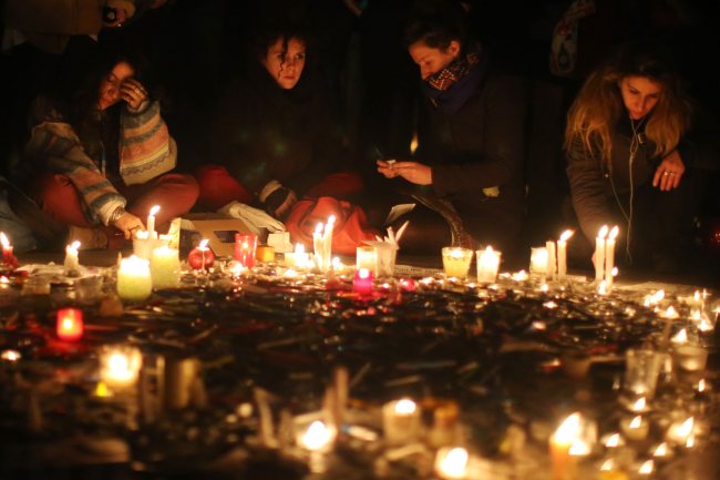 People light candles as they gather to commemorate the victims and condemn the killings at the French magazine Charlie Hebdo, on the Place de la Republique, Paris, Wednesday.   EPA-Yonhap