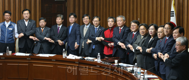 8일오후 국회에서 열린 '공무원연금개혁을 위한 국민대타협기구' 첫회의에서 참석자들이 손을 잡고 포즈를 취하고있다.이길동기자,gdlee@heraldcorp.com
8일오후 국회에서 열린 '공무원연금개혁을 위한 국민대타협기구' 첫회의에서 참석자들이 손을 잡고 포즈를 취하고있다.이길동기자,gdlee@heraldcorp.com