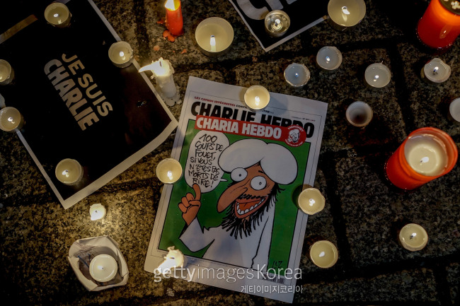 프랑스 파리에서 7일 대낮에 벌어진 '샤를리 엡도' 테러 사건이 전세계에 충격을 던진 가운데 시민들이 희생자를 기리기 위해 거리 위에 촛불을 켜뒀다. [사진 =게티이미지]
프랑스 파리에서 7일 대낮에 벌어진 '샤를리 엡도' 테러 사건이 전세계에 충격을 던진 가운데 시민들이 희생자를 기리기 위해 거리 위에 촛불을 켜뒀다. [사진 =게티이미지]
