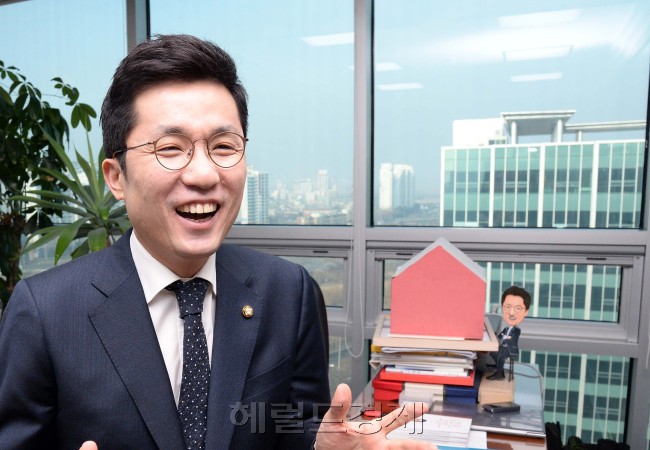 “처음 해보는 결혼이라 그런지 정신네요.” 바로 다음날 결혼식 준비로 약속시간을 약간 넘겨 도착한 김상민 의원. 늦어 미안하다고 연신 사과했지만, 그 표정은 너무나 해맑았다. 마흔 셋 사회운동가 출신 국회의원에서 한 여인의 ‘남편’으로 또 하나의 이름표를 달게 된 그는 “모든 사람들의 꿈이 이뤄지는 나라를 만들고 싶다”는 의정목표를 밝혔다. [사진=이길동 기자/gdlee@heraldcorp.com]