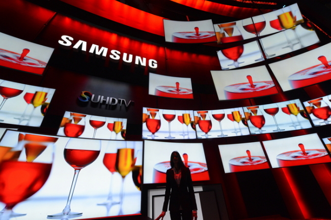 Samsung's new SUHD TVs are displayed at the 2015 International CES, a trade show of consumer electronics, in Las Vegas, Nevada, on Tuesday.
Yonhap
