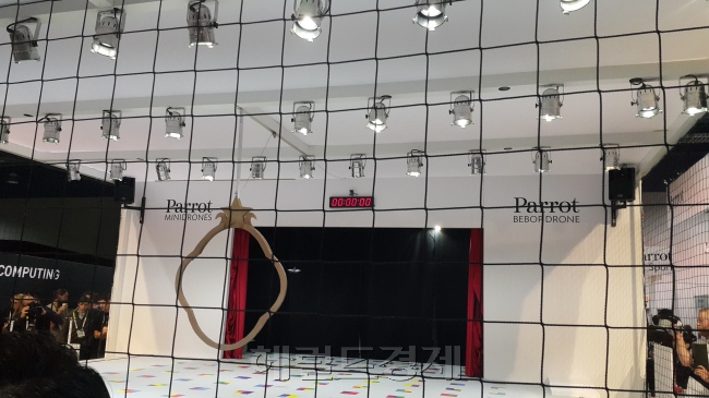 CES2015의 깜짝 스타는 드론(무인항공기)이었다. 6500㎡ 규모로 별도 마련된 드론 전시관은 인파로 북새통을 이뤘다. 드론 업체 중 가장 주목을 받은 기업은 패럿(Parrot) 전시장의 전경. [사진=조민선 기자/bonjod@heraldcorp.com]