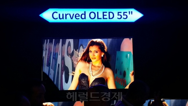 세계 최대 규모의 가전 전시회인 CES2015에 중국 가전기업 하이얼이 내놓은 올레드(OLED) TV. [사진=조민선 기자/bonjod@heraldcorp.com]