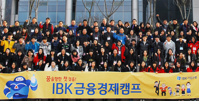 <YONHAP PHOTO-0173> IBK기업은행, 특성화고 '금융경제캠프' 개최 (서울=연합뉴스) IBK기업은행은 전국 85개 특성화고 학생과 교사 등 150명을 기업은행 충주연수원으로 초청해 지난 7일부터 2박3일간 'IBK금융경제캠프'를 개최했다고 9일 밝혔다. 사진은 캠프 참가자들이 기념촬영 하는 모습. 2015.1.9 << IBK기업은행>> photo@yna.co.kr/2015-01-09 07:23:34/ <저작권자 ⓒ 1980-2015 ㈜연합뉴스. 무단 전재 재배포 금지.>
<YONHAP PHOTO-0173> IBK기업은행, 특성화고 '금융경제캠프' 개최 (서울=연합뉴스) IBK기업은행은 전국 85개 특성화고 학생과 교사 등 150명을 기업은행 충주연수원으로 초청해 지난 7일부터 2박3일간 'IBK금융경제캠프'를 개최했다고 9일 밝혔다. 사진은 캠프 참가자들이 기념촬영 하는 모습. 2015.1.9 << IBK기업은행>> photo@yna.co.kr/2015-01-09 07:23:34/ <저작권자 ⓒ 1980-2015 ㈜연합뉴스. 무단 전재 재배포 금지.>