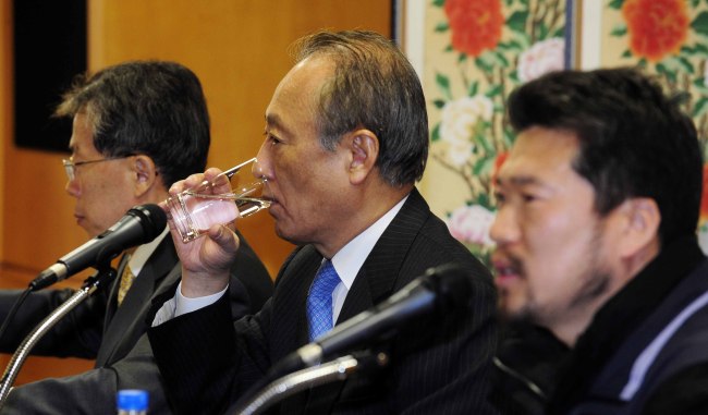 하나금융과 외환은행 노조가 지난 8일 저녁 서울 모처에서 긴급 노사 대표단 회의를 개최하고, 하나은행-외환은행 조기 통합과 관련한 노사합의를 추진했지만 결국 무산됐다. 외은 노조는 이날 노사가 합의해야 할 ‘통합 절차’에 대한 구체적인 기준을 요구하는 등 새로운 쟁점을 들고 나와 협상이 파행으로 치달았다. 사진은 지난 2012년 서울 명동 은행연합회관에서 열린 ‘하나금융그룹, 외환은행 노동조합 독립경영 보장 등 최종 합의에 관한 기자회견’ 모습이다.