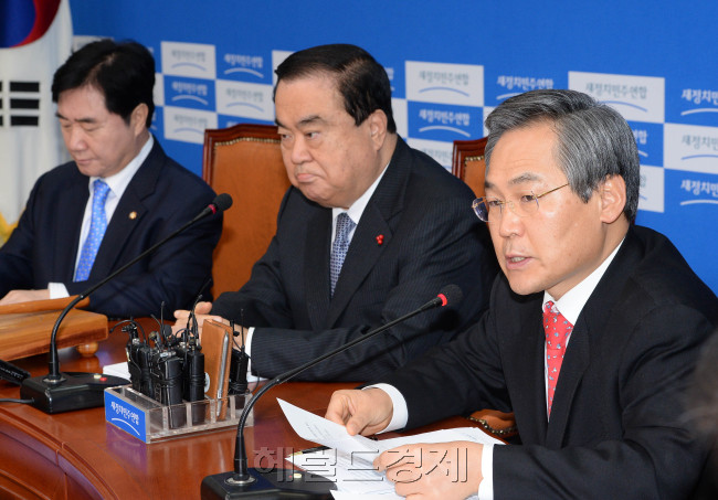 우윤근 새정치민주연합 원내대표가 9일 오전 국회에서 열린 확대간부회의에서 모두발언을 하고 있다.이길동기자.gdlee@heraldcorp.com
우윤근 새정치민주연합 원내대표가 9일 오전 국회에서 열린 확대간부회의에서 모두발언을 하고 있다.이길동기자.gdlee@heraldcorp.com