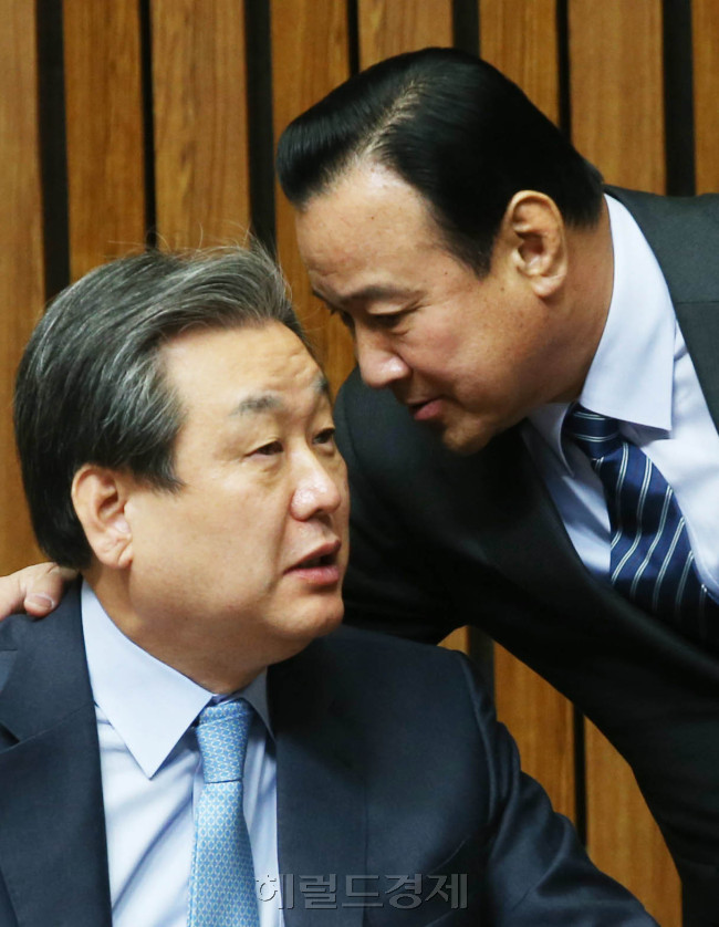 김무성 새누리당대표(왼쪽)가 9일 오전 국회에서 열린 주요당직자회의에서 이완구원내대표  이야기를 나누고 있다.이길동기자.gdlee@heraldcorp.com
김무성 새누리당대표(왼쪽)가 9일 오전 국회에서 열린 주요당직자회의에서 이완구원내대표  이야기를 나누고 있다.이길동기자.gdlee@heraldcorp.com