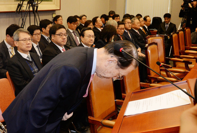 9일 오전 비선실세의 청와대 국정개입 진실규명을 위해 열린 국회운영위원회 전체회의에 출석한 김기춘대통령비서실장이 현안보고에 앞서 인사를 하고 있다.이길동기자.gdlee@heraldcorp.com
9일 오전 비선실세의 청와대 국정개입 진실규명을 위해 열린 국회운영위원회 전체회의에 출석한 김기춘대통령비서실장이 현안보고에 앞서 인사를 하고 있다.이길동기자.gdlee@heraldcorp.com