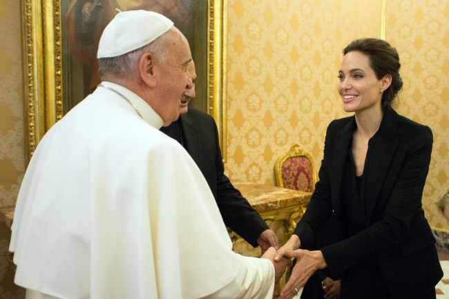<YONHAP PHOTO-2881> Pope Francis meets Angelina Jolie during a private audience at the Vatican, Thursday, Jan. 8, 2015. (AP Photo/L'Osservatore Romano, Pool)/2015-01-08 22:27:46/ <저작권자 ⓒ 1980-2015 ㈜연합뉴스. 무단 전재 재배포 금지.>
Pope Francis meets Angelina Jolie during a private audience screening at the Vatican on Thursday.   AP-Yonhap