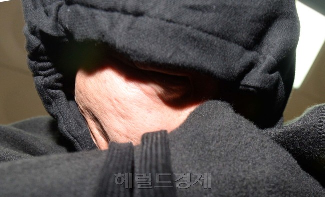 서초동 세모녀 살해 용의자 남편 47살 강모씨가 경북 문경서 체포, 6일 오후 서울 서초경찰서로 압송되고 있다./2015.01.06/김범준기자
서초동 세모녀 살해 용의자 남편 47살 강모씨가 경북 문경서 체포, 6일 오후 서울 서초경찰서로 압송되고 있다./2015.01.06/김범준기자