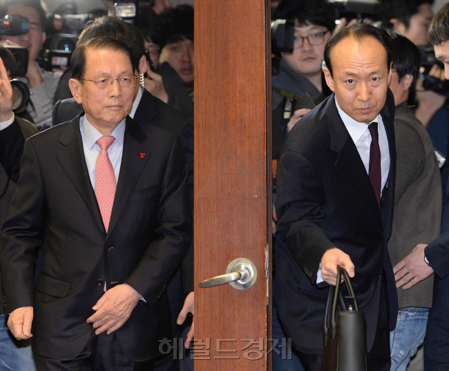 9일 오전 비선실세의 청와대 국정개입 진실규명을 위해 열린 국회운영위원회 전체회의에 출석하기위해 김기춘 대통령비서실장(왼쪽)과 이재만 총무비서관이 회의장에 들어오고 있다.<br />　김 비서실장은 이날 “문건유출로 국민과 의원 여러분께 심려를 끼쳐 참으로 송구하다”고 말했다. 이어 자진사퇴에 대해선 “애국하기 위해 애쓰는 대통령에게 미력이나마 보좌하려고 이 자리에 있다”며 “자리에 연연하지 않지만 마지막 순간까지 열심히 제 소임을 다하겠다”고 말했다.<br />　이길동기자.gdlee@heraldcorp.com
9일 오전 비선실세의 청와대 국정개입 진실규명을 위해 열린 국회운영위원회 전체회의에 출석하기위해 김기춘 대통령비서실장(왼쪽)과 이재만 총무비서관이 회의장에 들어오고 있다.
　김 비서실장은 이날 “문건유출로 국민과 의원 여러분께 심려를 끼쳐 참으로 송구하다”고 말했다. 이어 자진사퇴에 대해선 “애국하기 위해 애쓰는 대통령에게 미력이나마 보좌하려고 이 자리에 있다”며 “자리에 연연하지 않지만 마지막 순간까지 열심히 제 소임을 다하겠다”고 말했다.
　이길동기자.gdlee@heraldcorp.com