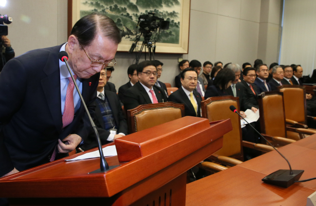 Presidential Chief of Staff Kim Ki-choon (left) bows to lawmakers at the National Assembly’s House Steering Committee on Friday. Kim expressed “remorse” over a recent scandal linking up to 10 current and former presidential aides accused of exerting undue pressure on top government personnel decisions. (Yonhap)