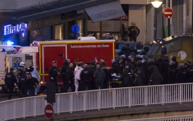 Medical teams evacuate a person on a stretcher as members of the BRI police elite unit launch an assault on the HyperCasher supermarket at Porte de Vincennes in Eastern Paris on Friday. Yonhap