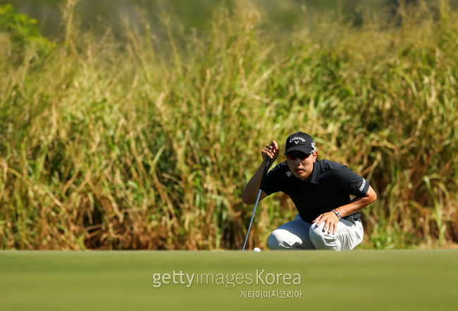 배상문이 11일(한국시간) 벌어진 PGA 투어 현대토너먼트 오브 챔피언스 2라운드 11번홀에서 퍼팅라인을 보고있다.  사진=Gettyimages/멀티비츠