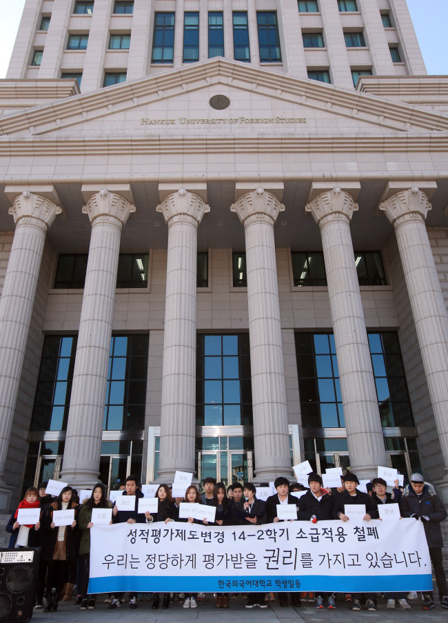 Students at Hankuk University of Foreign Studies on Dec. 31 stage a protest on the Seoul campus against the school’s decision to expand the curved grading system.   Yonhap
