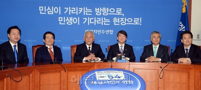 정동영 고문<오른쪽>이 지난해 4월 6ㆍ4 지방선거 중앙선거대책위원장단 회의에 참석하던 모습. 이길동 기자/gdlee@heraldcorp.com