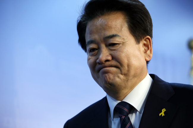 Former liberal presidential candidate Chung Dong-young walks out of the National Assembly press conference room Sunday after announcing that he would leave the New Politics Alliance for Democracy.   Yonhap
