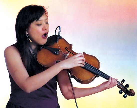 Korean-American composer and
sound artist Bora Yoon sings
during a dress rehearsal for the
opera “Sunken Cathedral” on
Friday in New York. (AFP-Yonhap)