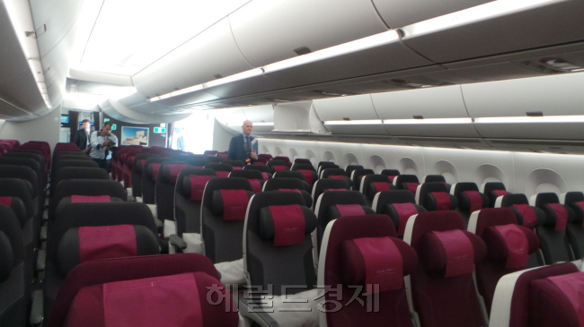 세계최초로 상업운항에 나선 카타르항공의 A350 XWB의 기체 및 이코노미석 실내 사진[사진=서상범기자]