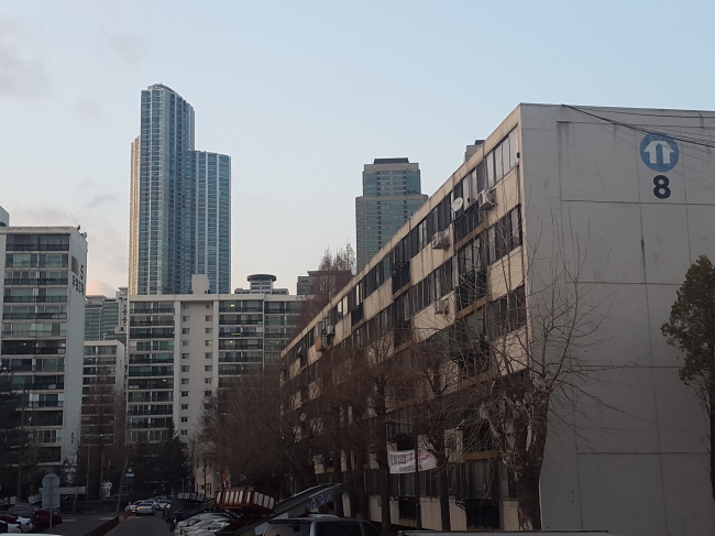 지난 10일 강남구 개포동 주공1단지 모습. 이곳 중개업소는 문의전화와 방문손님들 응대하느라 바쁜 주말을 보냈다.