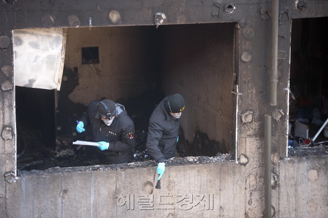 지난 10일 발생한 의정부 아파트 화재 사건을 수사중인 합동수사본부는 12일 오전부터 소방당국, 국립과학수사연구원 등과 함께 화재현장에 대한 합동감식을 벌였다. 경찰은 정밀 감식을 통해 화재 증거물을 수집하고 불이 번진 경로를 확인하는데 주력하며 사고 원인 규명을 서두르겠다는 계획이다.   [사진=안훈 기자/rosedale@heraldcorp.com]