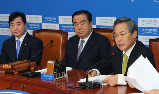 우윤근 새정치민주연합 원내대표가 12일 오전 국회에서 열린 비상대책위원회의에서  모두발언을 하고 있다. [이길동 기자/gdlee@heraldcorp.com]